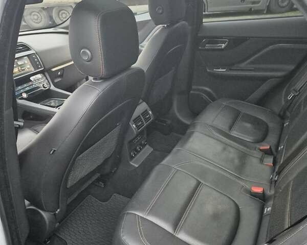 Белый Ягуар Ф-Пейс, объемом двигателя 2 л и пробегом 129 тыс. км за 25400 $, фото 24 на Automoto.ua