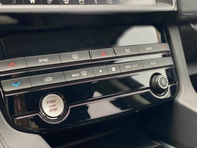 Белый Ягуар Ф-Пейс, объемом двигателя 2 л и пробегом 121 тыс. км за 23990 $, фото 23 на Automoto.ua