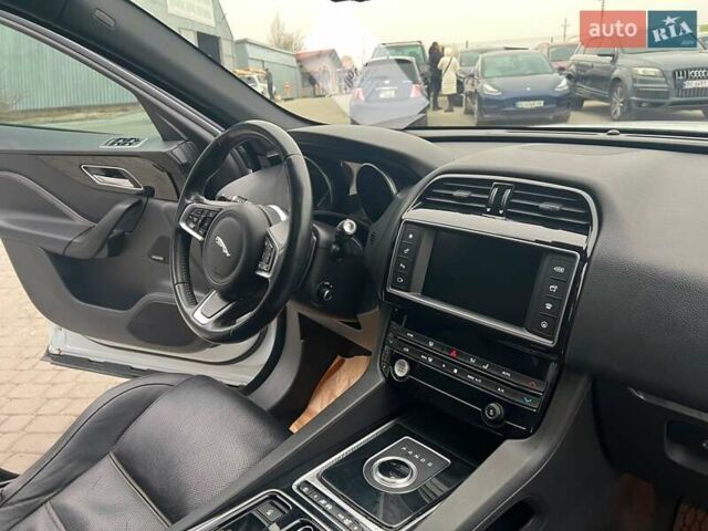 Белый Ягуар Ф-Пейс, объемом двигателя 2 л и пробегом 129 тыс. км за 25590 $, фото 40 на Automoto.ua