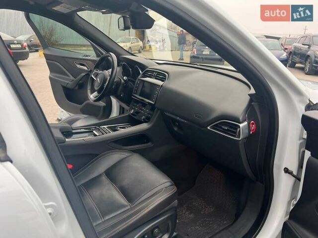 Белый Ягуар Ф-Пейс, объемом двигателя 2 л и пробегом 129 тыс. км за 25590 $, фото 38 на Automoto.ua