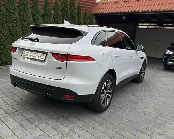 Белый Ягуар Ф-Пейс, объемом двигателя 2 л и пробегом 49 тыс. км за 27000 $, фото 3 на Automoto.ua