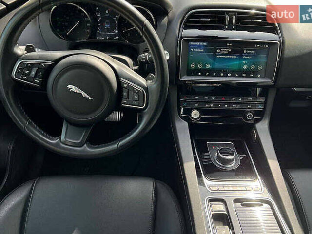 Білий Ягуар Ф-Пейс, об'ємом двигуна 2 л та пробігом 95 тис. км за 15000 $, фото 11 на Automoto.ua