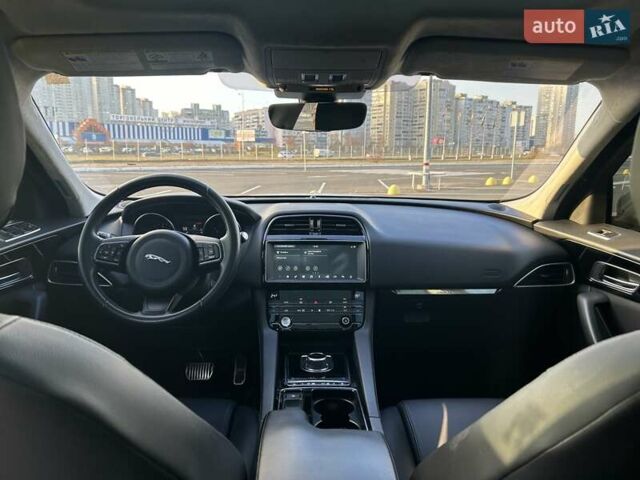 Білий Ягуар Ф-Пейс, об'ємом двигуна 2 л та пробігом 78 тис. км за 34200 $, фото 12 на Automoto.ua