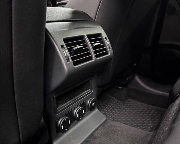 Белый Ягуар Ф-Пейс, объемом двигателя 2 л и пробегом 49 тыс. км за 24000 $, фото 17 на Automoto.ua