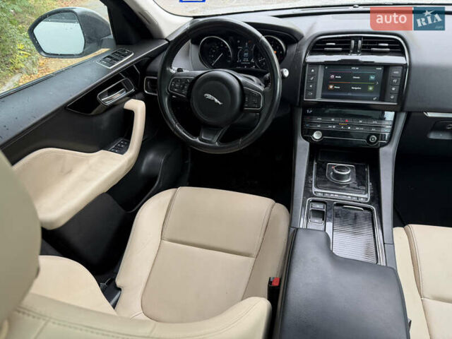 Білий Ягуар Ф-Пейс, об'ємом двигуна 2 л та пробігом 163 тис. км за 14000 $, фото 10 на Automoto.ua