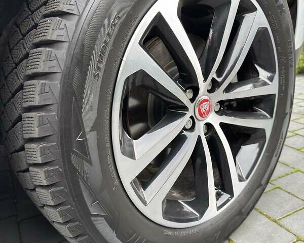 Белый Ягуар Ф-Пейс, объемом двигателя 2 л и пробегом 49 тыс. км за 27000 $, фото 8 на Automoto.ua