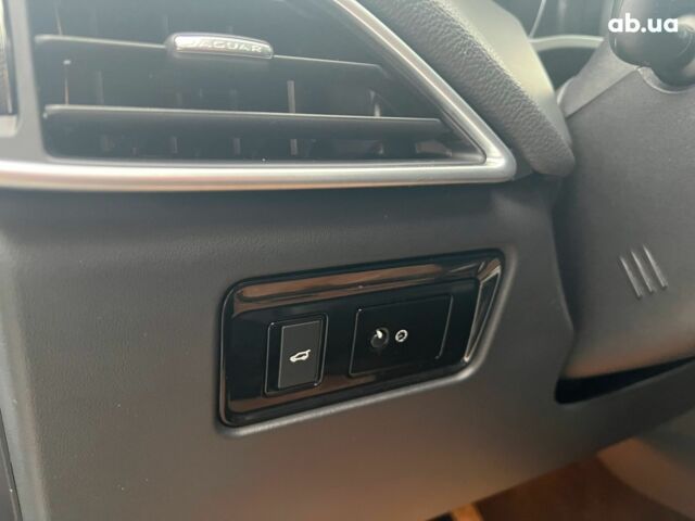 Белый Ягуар Ф-Пейс, объемом двигателя 2 л и пробегом 129 тыс. км за 25590 $, фото 25 на Automoto.ua