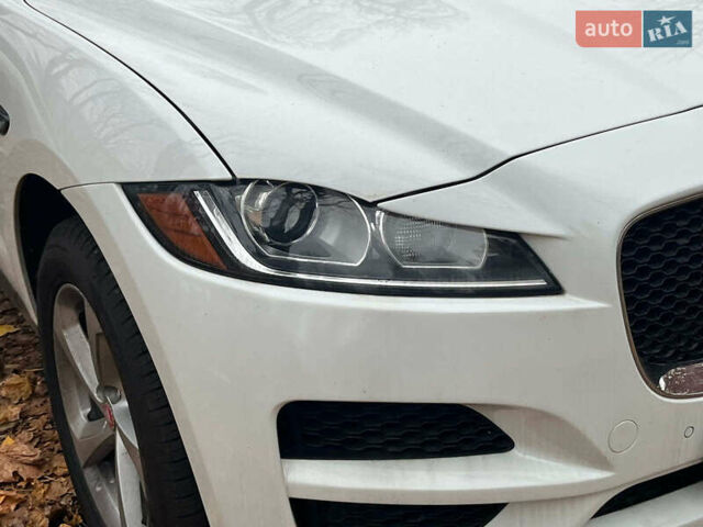 Белый Ягуар Ф-Пейс, объемом двигателя 2 л и пробегом 80 тыс. км за 25990 $, фото 1 на Automoto.ua