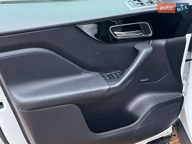 Белый Ягуар Ф-Пейс, объемом двигателя 2 л и пробегом 80 тыс. км за 25990 $, фото 29 на Automoto.ua