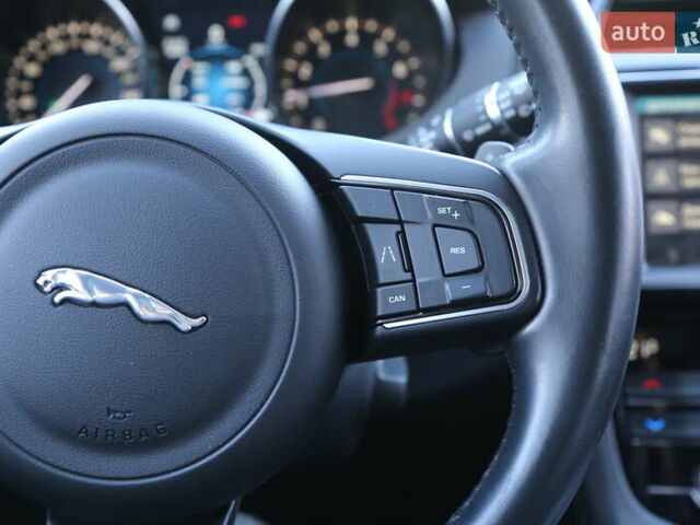 Білий Ягуар Ф-Пейс, об'ємом двигуна 2 л та пробігом 40 тис. км за 29500 $, фото 26 на Automoto.ua