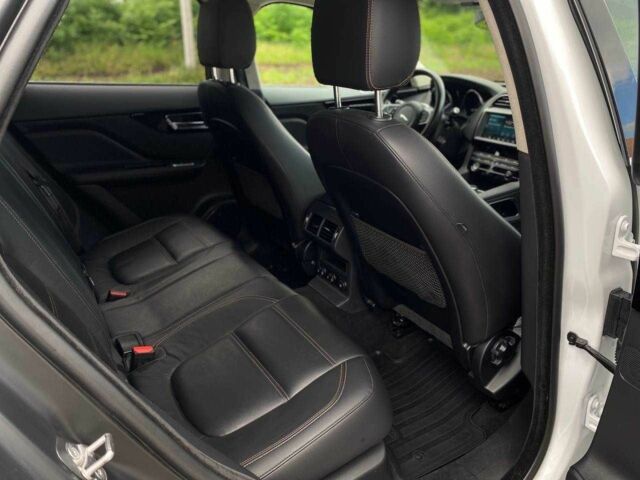 Белый Ягуар Ф-Пейс, объемом двигателя 2 л и пробегом 121 тыс. км за 23990 $, фото 11 на Automoto.ua