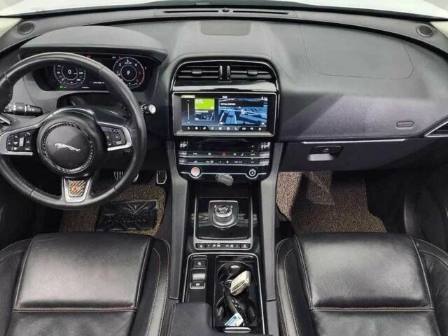 Белый Ягуар Ф-Пейс, объемом двигателя 0 л и пробегом 43 тыс. км за 15400 $, фото 4 на Automoto.ua