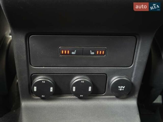 Белый Ягуар Ф-Пейс, объемом двигателя 2 л и пробегом 72 тыс. км за 22300 $, фото 19 на Automoto.ua