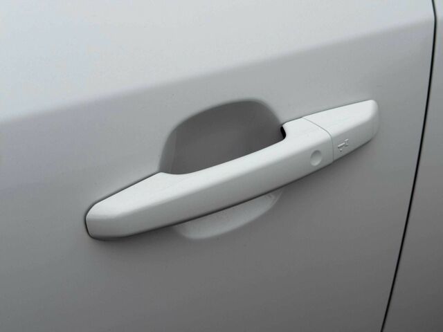 Белый Ягуар Ф-Пейс, объемом двигателя 2 л и пробегом 120 тыс. км за 25500 $, фото 6 на Automoto.ua