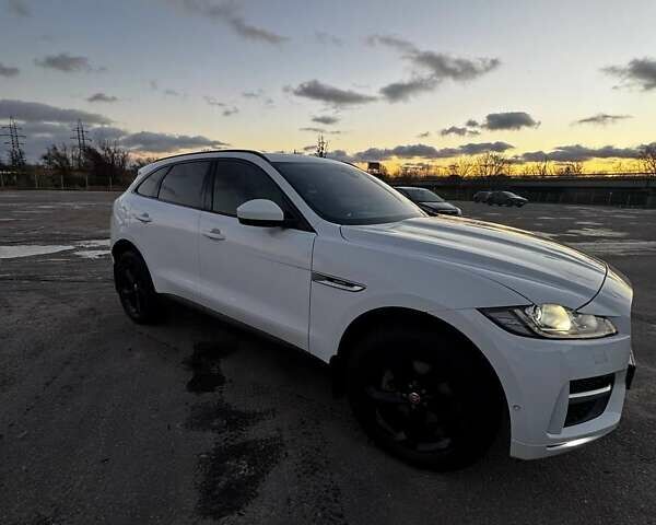 Белый Ягуар Ф-Пейс, объемом двигателя 2 л и пробегом 154 тыс. км за 26500 $, фото 1 на Automoto.ua