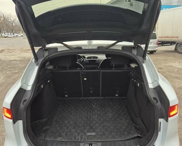 Белый Ягуар Ф-Пейс, объемом двигателя 2 л и пробегом 129 тыс. км за 25400 $, фото 10 на Automoto.ua