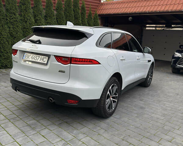 Белый Ягуар Ф-Пейс, объемом двигателя 2 л и пробегом 49 тыс. км за 24000 $, фото 3 на Automoto.ua