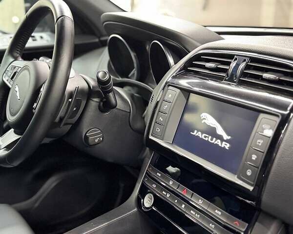 Белый Ягуар Ф-Пейс, объемом двигателя 2 л и пробегом 49 тыс. км за 27000 $, фото 12 на Automoto.ua