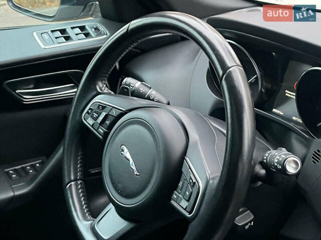 Белый Ягуар Ф-Пейс, объемом двигателя 2 л и пробегом 80 тыс. км за 25990 $, фото 23 на Automoto.ua