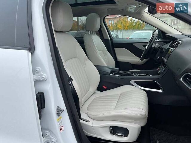 Білий Ягуар Ф-Пейс, об'ємом двигуна 3 л та пробігом 18 тис. км за 23990 $, фото 10 на Automoto.ua