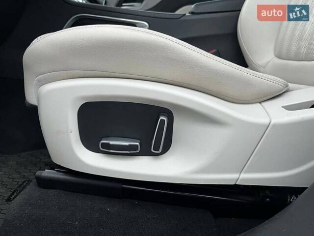 Білий Ягуар Ф-Пейс, об'ємом двигуна 3 л та пробігом 18 тис. км за 23990 $, фото 11 на Automoto.ua