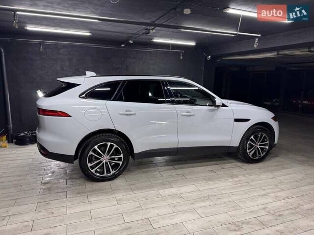 Белый Ягуар Ф-Пейс, объемом двигателя 2 л и пробегом 49 тыс. км за 27000 $, фото 19 на Automoto.ua