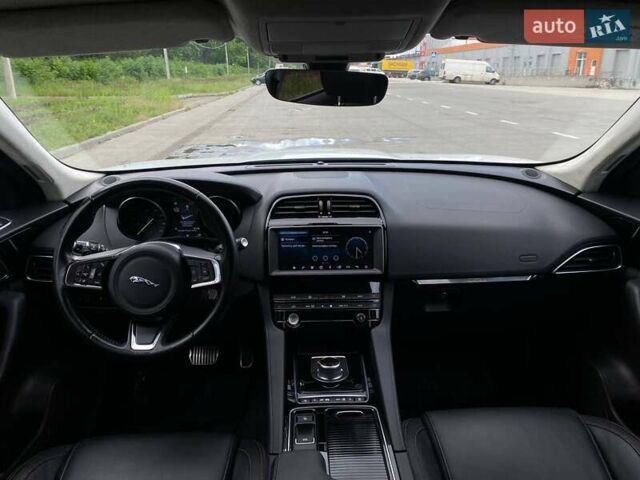 Ягуар Ф-Пейс 2018 у Києві на Automoto.ua Білий Ягуар Ф-Пейс, об'ємом двигуна 2 л та пробігом 121 тис. км за 23990 $, фото 24 на Automoto.ua