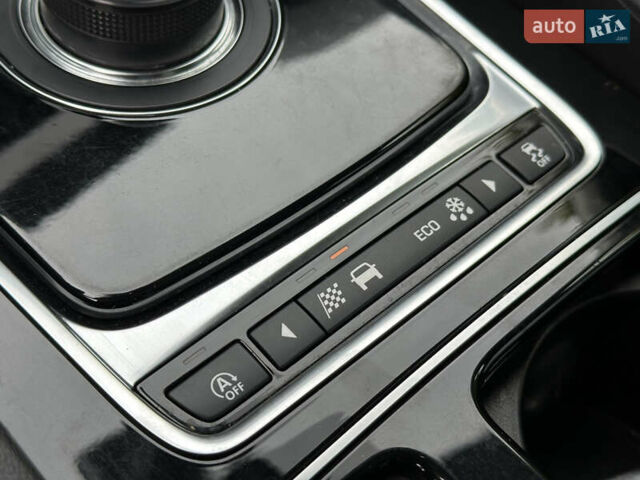 Білий Ягуар Ф-Пейс, об'ємом двигуна 2 л та пробігом 70 тис. км за 24700 $, фото 61 на Automoto.ua