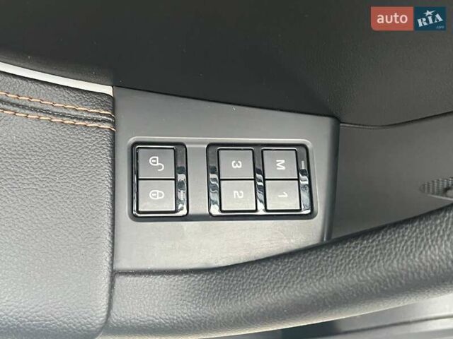 Белый Ягуар Ф-Пейс, объемом двигателя 2 л и пробегом 129 тыс. км за 25590 $, фото 18 на Automoto.ua