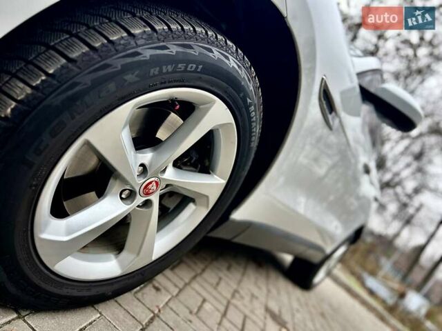 Белый Ягуар Ф-Пейс, объемом двигателя 3 л и пробегом 140 тыс. км за 21500 $, фото 11 на Automoto.ua