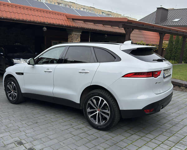 Белый Ягуар Ф-Пейс, объемом двигателя 2 л и пробегом 49 тыс. км за 24000 $, фото 4 на Automoto.ua