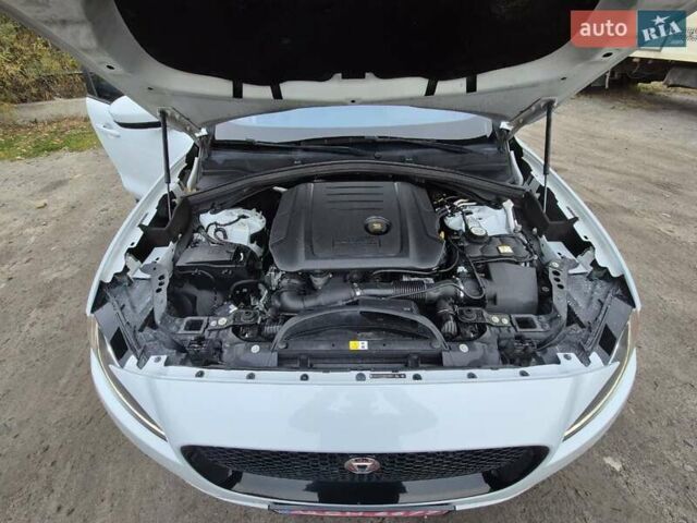 Белый Ягуар Ф-Пейс, объемом двигателя 2 л и пробегом 129 тыс. км за 25400 $, фото 8 на Automoto.ua