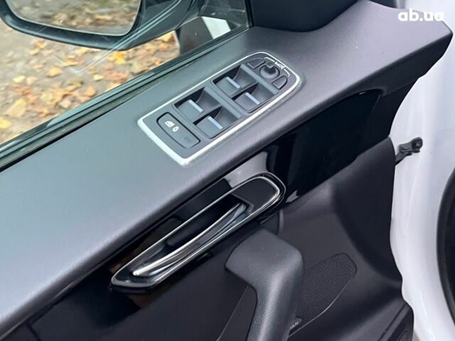 Белый Ягуар Ф-Пейс, объемом двигателя 2 л и пробегом 80 тыс. км за 25990 $, фото 31 на Automoto.ua