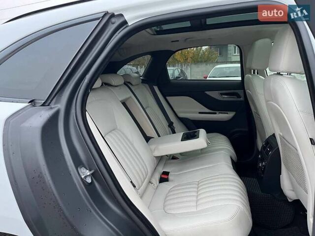 Білий Ягуар Ф-Пейс, об'ємом двигуна 3 л та пробігом 18 тис. км за 23990 $, фото 9 на Automoto.ua