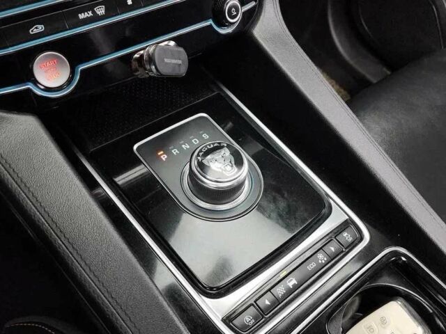 Белый Ягуар Ф-Пейс, объемом двигателя 0 л и пробегом 43 тыс. км за 15400 $, фото 7 на Automoto.ua