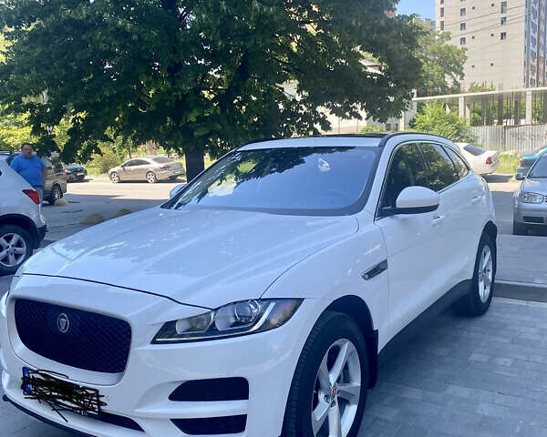 Белый Ягуар Ф-Пейс, объемом двигателя 2 л и пробегом 56 тыс. км за 30000 $, фото 1 на Automoto.ua