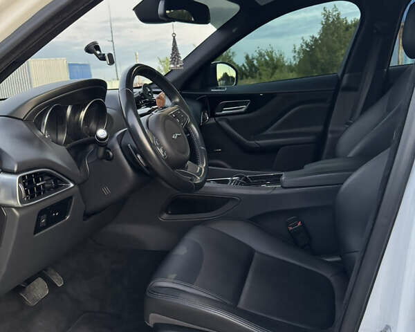 Білий Ягуар Ф-Пейс, об'ємом двигуна 2 л та пробігом 109 тис. км за 24999 $, фото 15 на Automoto.ua