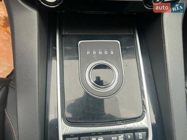 Белый Ягуар Ф-Пейс, объемом двигателя 2 л и пробегом 129 тыс. км за 25590 $, фото 30 на Automoto.ua