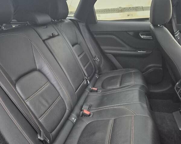 Белый Ягуар Ф-Пейс, объемом двигателя 2 л и пробегом 129 тыс. км за 25400 $, фото 17 на Automoto.ua