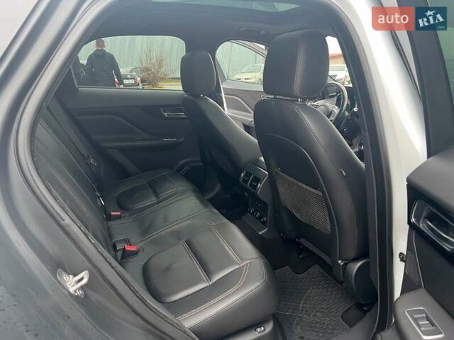 Белый Ягуар Ф-Пейс, объемом двигателя 2 л и пробегом 129 тыс. км за 25590 $, фото 37 на Automoto.ua