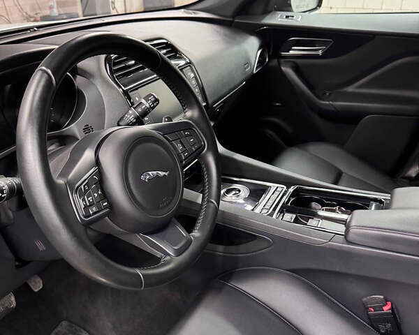 Белый Ягуар Ф-Пейс, объемом двигателя 2 л и пробегом 49 тыс. км за 24000 $, фото 9 на Automoto.ua