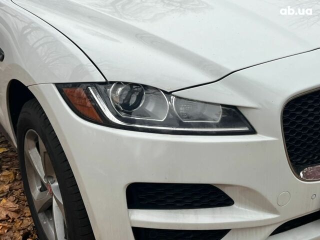 Белый Ягуар Ф-Пейс, объемом двигателя 2 л и пробегом 80 тыс. км за 25990 $, фото 3 на Automoto.ua