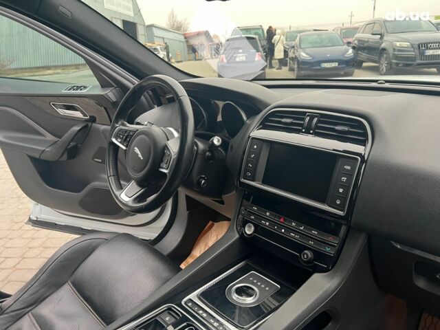 Белый Ягуар Ф-Пейс, объемом двигателя 2 л и пробегом 129 тыс. км за 25590 $, фото 40 на Automoto.ua