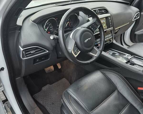 Белый Ягуар Ф-Пейс, объемом двигателя 2 л и пробегом 129 тыс. км за 25400 $, фото 14 на Automoto.ua