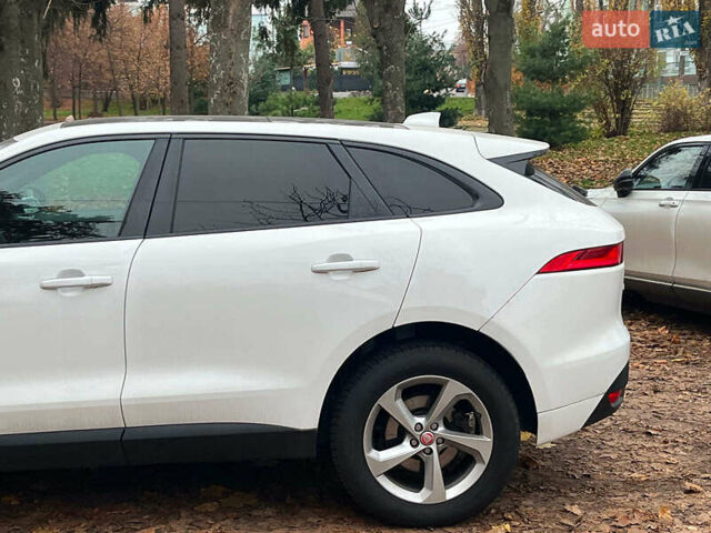 Белый Ягуар Ф-Пейс, объемом двигателя 2 л и пробегом 80 тыс. км за 25990 $, фото 6 на Automoto.ua