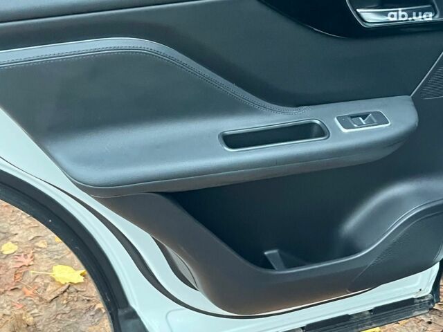 Белый Ягуар Ф-Пейс, объемом двигателя 2 л и пробегом 80 тыс. км за 25990 $, фото 28 на Automoto.ua