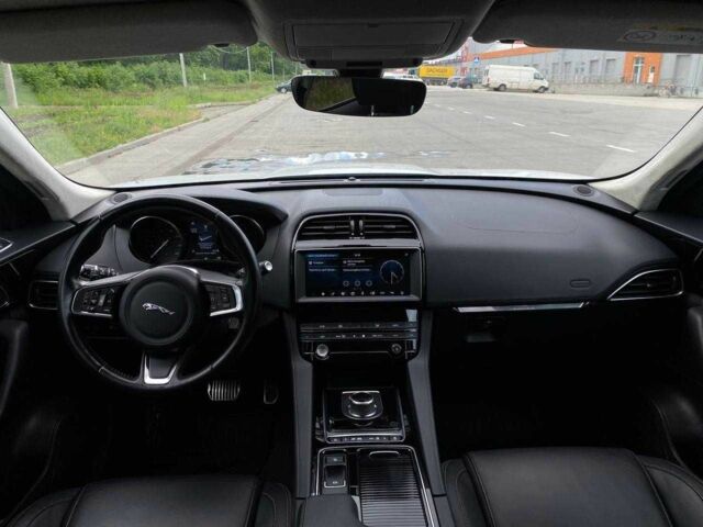 Белый Ягуар Ф-Пейс, объемом двигателя 2 л и пробегом 121 тыс. км за 23990 $, фото 14 на Automoto.ua