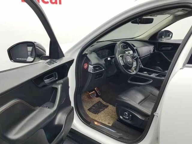 Белый Ягуар Ф-Пейс, объемом двигателя 0 л и пробегом 43 тыс. км за 15400 $, фото 3 на Automoto.ua