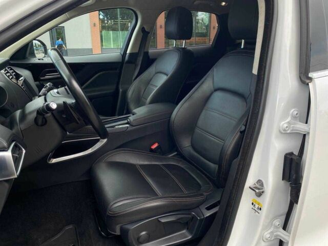 Белый Ягуар Ф-Пейс, объемом двигателя 2 л и пробегом 121 тыс. км за 23990 $, фото 9 на Automoto.ua