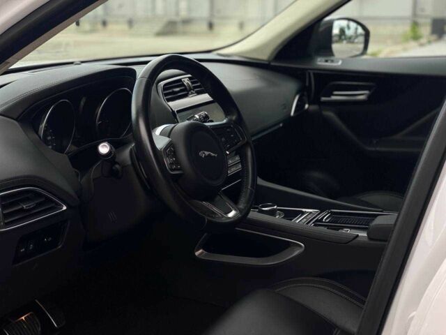 Белый Ягуар Ф-Пейс, объемом двигателя 2 л и пробегом 121 тыс. км за 23990 $, фото 8 на Automoto.ua